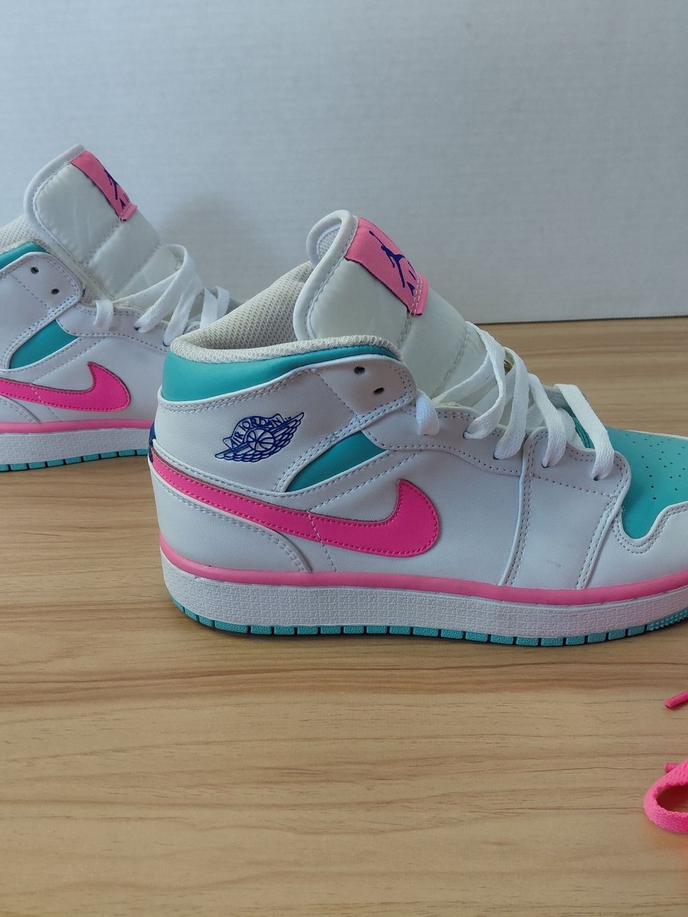 Jordan 1 Mid SE white pink trainers #sneakers #lifestyle